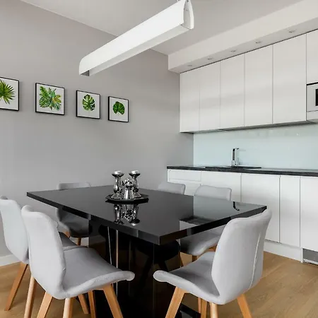 Frey Homes Waterline With Amazing Pool And Gym 格但斯克